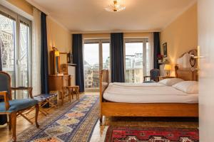 A bed or beds in a room at Pension Sacher - Apartments am Stephansplatz