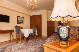 A television and/or entertainment centre at Pension Sacher - Apartments am Stephansplatz