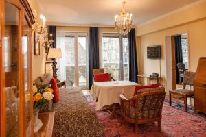 A seating area at Pension Sacher - Apartments am Stephansplatz