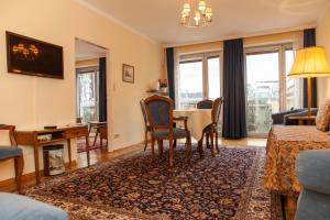 A seating area at Pension Sacher - Apartments am Stephansplatz