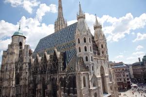 un gran edificio catedral con cielo en Pension Sacher - Apartments am Stephansplatz, en Viena