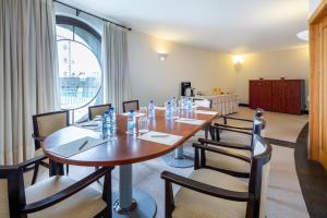 a room with a table and chairs and a kitchen at Hotel LIVVO Volcán Lanzarote in Playa Blanca