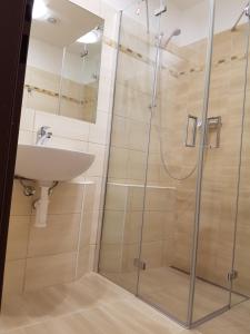 Bilik mandi di Hotel Gól Prostějov