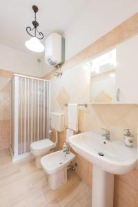 マリッティマにあるCasa vacanze Baia Acquavivaのバスルーム(白い洗面台、トイレ付)
