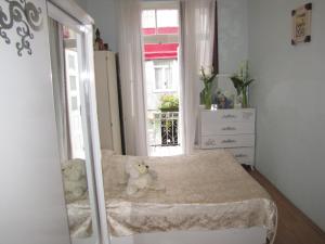Säng eller sängar i ett rum på Apartment on Melashvili 24 (Old Batumi)