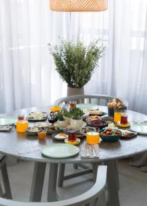 una mesa con platos de comida y bebidas. en OMM INN, en Eskisehir