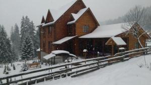 ボロフタにあるMarmarosyの雪の大木造家屋