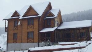 ボロフタにあるMarmarosyの雪の大木造家屋