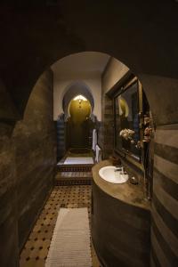 Ett badrum på Riad Maison Belbaraka