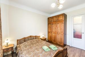 1 dormitorio con 1 cama y armario de madera en Eksporta Street Apartment en Riga