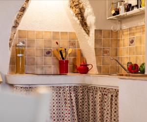 kuchnia z blatem ze zlewem i blatem w obiekcie Apartman Valdi w Bašce +27 zdjęć