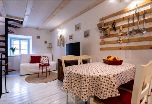 salon ze stołem i kanapą w obiekcie Apartman Valdi w Bašce