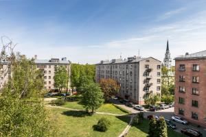 uma vista aérea de uma cidade com edifícios em Eksporta Street Apartment em Riga