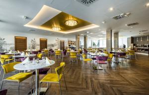 Restoran atau tempat lain untuk makan di Hotel Golden Lake Resort