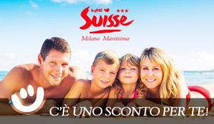 uma foto de um grupo de pessoas na praia em Hotel Suisse em Milano Marittima