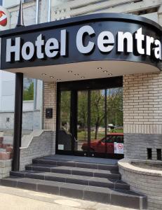 una señal del centro del hotel frente a un edificio en Hotel Central en Kecskemét