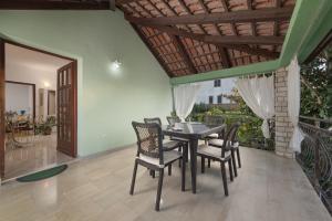 a dining room with a table and chairs at Apartment Lala & Nina in Banjole