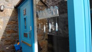 een blauwe deur en een raam met een blauwe deur bij Penzer Cottage in Mousehole