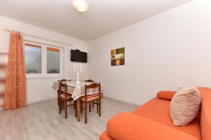 Televízia a/alebo spoločenská miestnosť v ubytovaní Apartment Sofija