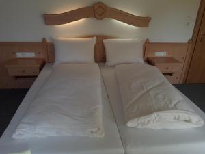 Ein Bett oder Betten in einem Zimmer der Unterkunft Heiterwanger Hof