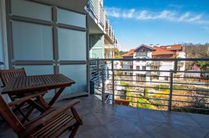 balcone con panchina e vista su un edificio di Grand Apartments - Neptun Park Maritime Apartment with balcony a Danzica