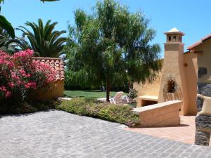 een patio met een open haard in de tuin bij Casa"La Gomera" in Los Silos
