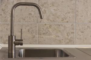 un lavandino con rubinetto su un bancone di La Vela a Rovigno (Rovinj)
