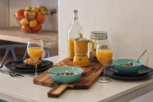 una mesa con dos tazones y vasos de zumo de naranja en La Vela, en Rovinj