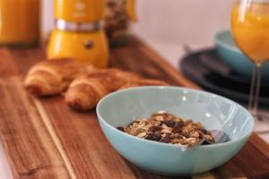 una ciotola di cereali e croissant su un tavolo di legno di La Vela a Rovigno (Rovinj)