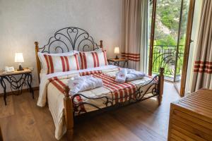 a bedroom with a bed with towels on it at Hotel Restaurant Emblema in Petrelë