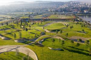 een luchtzicht op een park met een golfbaan bij Seaview Apartment in Koper