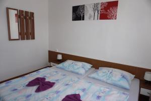 A bed or beds in a room at Hotel Guľa
