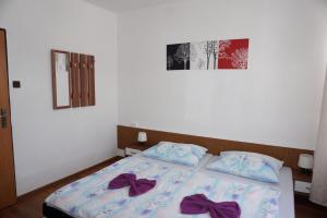 A bed or beds in a room at Hotel Guľa