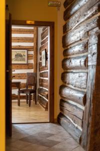 eine Tür, die zu einem Esszimmer mit einem Tisch führt in der Unterkunft Penzion U Hrádku in Kutná Hora