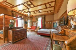 ein Schlafzimmer mit einem Bett und einem Schreibtisch in einem Zimmer in der Unterkunft Hotel Park Villa in Schaffhausen