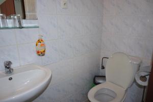 A bathroom at Hotel Guľa