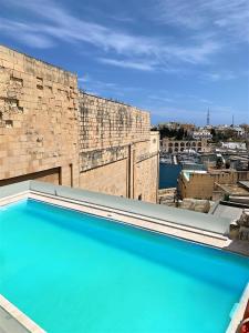 a swimming pool on the roof of a building at 6 in Birgu