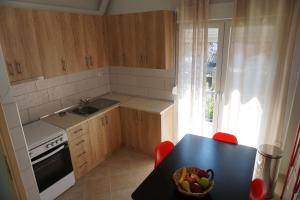 A kitchen or kitchenette at Seaside family Apartment in Paralia Dionisiou
