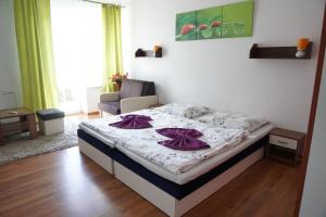 A bed or beds in a room at Hotel Guľa