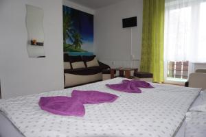 A bed or beds in a room at Hotel Guľa
