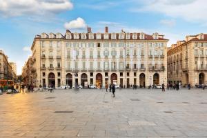 una piazza della città con edifici e persone che passeggiano di Corte Realdi Luxury Rooms Torino a Torino