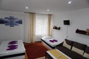 A bed or beds in a room at Hotel Guľa