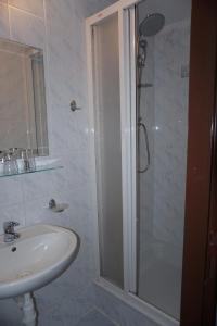 A bathroom at Hotel Guľa