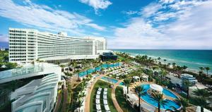 Una vista de un hotel y el océano. en Fontainebleau Miami Beach, en Miami Beach