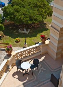 einen Blick über eine Terrasse mit einem Tisch und Stühlen in der Unterkunft Villa Raffaella in Santa Cesarea Terme