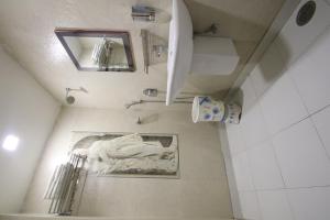 Koupelna v ubytování Hotel Hill Palace -Near Karol Bagh Metro Station