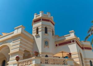 サンタ・チェザーレア・テルメにあるVilla Raffaellaの時計塔のある白い大きな建物