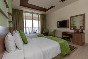 Rúm í herbergi á Flamingo Beach Hotel