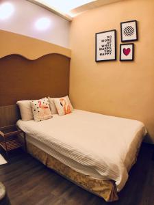 a bedroom with a large bed with white sheets and pillows at I WoW in Xiaoliuqiu