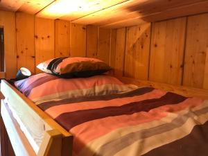 Postel nebo postele na pokoji v ubytování Rustikální Apartmán v srdci Šumavy